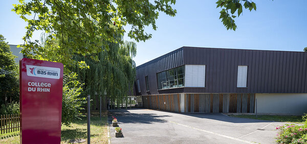 Batiment extérieur du collège du Rhin avec la pancarte