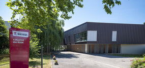 Batiment extérieur du collège du Rhin avec la pancarte